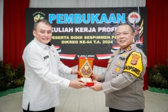 Teks Foto: Kapolres Kukar, AKBP Heri Rusyaman (kanan) menyerahkan cinderamata kepada Pembimbing Serdik Sespimmen angkatan ke- 64 PKP di Polres Kukar, Kombes Pol Purnama (kiri).(Dok)