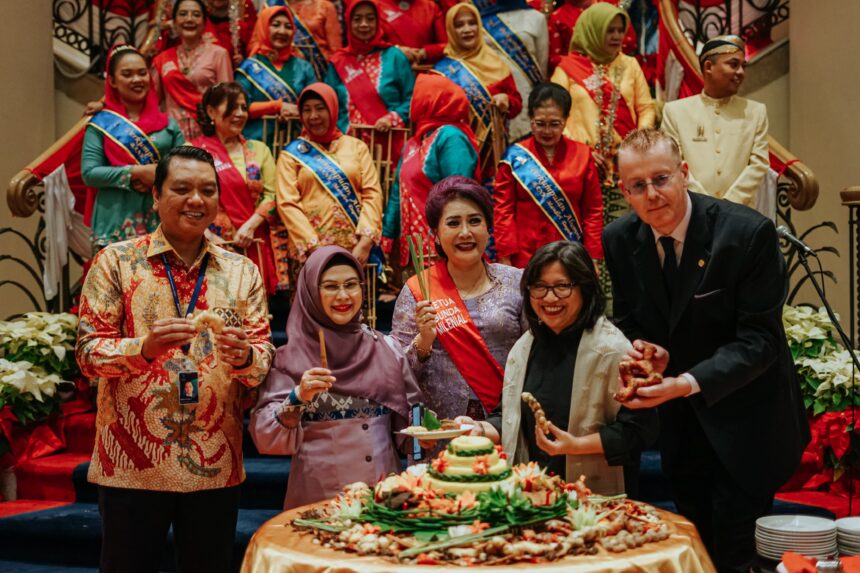 Hotel Borobudur Jakarta dengan bangga mengumumkan peluncuran program budaya “Discover Indonesia’s Spice Route: Tales of the Lands Beneath the Wind”, pada Selasa (9/7/2024) di Lobi Utama Hotel dan Pendopo Lounge, Hotel Borobudur Jakarta.