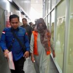 Asnah Ifah (kanan) saat ditangkap oleh Tim Tabur Kejati Sumsel dan Kejari Palembang di daerah Tanjung Raja Kabupaten Ogan Ilir, Selasa (9/7/2024) sekitar pukul 13.15 WIB. Foto: Seksi Penkum Kejati Sumsel