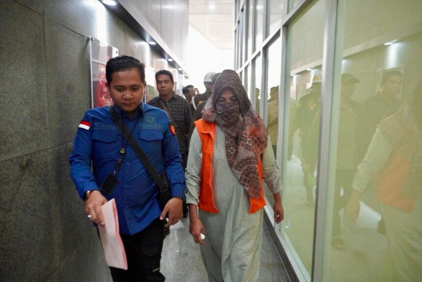 Asnah Ifah (kanan) saat ditangkap oleh Tim Tabur Kejati Sumsel dan Kejari Palembang di daerah Tanjung Raja Kabupaten Ogan Ilir, Selasa (9/7/2024) sekitar pukul 13.15 WIB. Foto: Seksi Penkum Kejati Sumsel