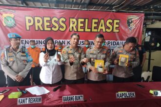 Kanit Reskrim Polsek Metro Kebayoran Baru, Kompol Nunu Suparmi mendampingi Kapolsek Kebayoran Baru, AKBP Aritonang dan jajaran menunjukkan barang bukti kasus pencurian kendaraan bermotor pada awak media, Rabu (10/7/2024). Foto: Joesvicar Iqbal/ipol.id