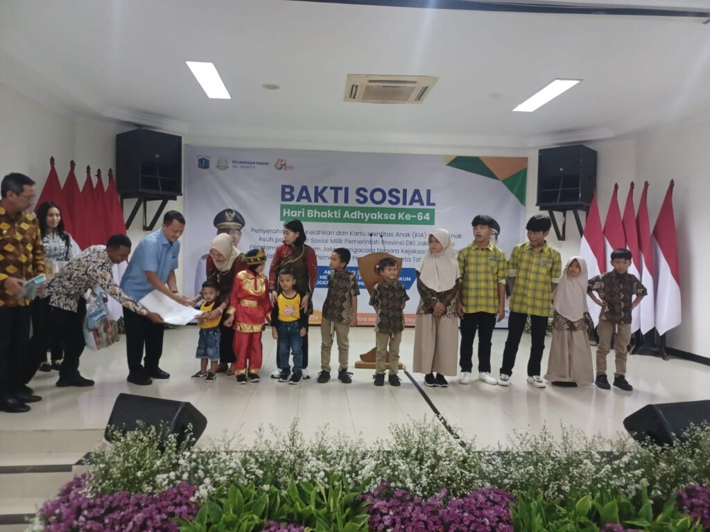 Kepala Kejaksaan Tinggi Provinsi DKI Jakarta, Rudi Margono (kemeja biru) bersama Pj Gubernur DKI Jakarta, Heru Budi Hartono (batik lengan panjang) didampingi Kepala Dinas Sosial Provinsi DKI Jakarta, Premi Lasari menyerahkan Akta Kelahiran dan Kartu Identitas Anak kepada para anak asuh di Panti Sosial Bina Insan (PSBI) Bangun Daya 2, Cipayung, Jakarta Timur, Kamis (11/7/2024). Foto: Joesvicar Iqbal/ipol.id