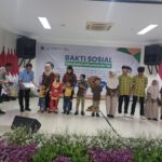 Kepala Kejaksaan Tinggi Provinsi DKI Jakarta, Rudi Margono (kemeja biru) bersama Pj Gubernur DKI Jakarta, Heru Budi Hartono (batik lengan panjang) didampingi Kepala Dinas Sosial Provinsi DKI Jakarta, Premi Lasari menyerahkan Akta Kelahiran dan Kartu Identitas Anak kepada para anak asuh di Panti Sosial Bina Insan (PSBI) Bangun Daya 2, Cipayung, Jakarta Timur, Kamis (11/7/2024). Foto: Joesvicar Iqbal/ipol.id