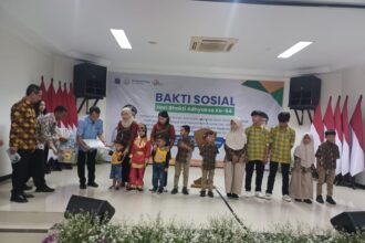 Kepala Kejaksaan Tinggi Provinsi DKI Jakarta, Rudi Margono (kemeja biru) bersama Pj Gubernur DKI Jakarta, Heru Budi Hartono (batik lengan panjang) didampingi Kepala Dinas Sosial Provinsi DKI Jakarta, Premi Lasari menyerahkan Akta Kelahiran dan Kartu Identitas Anak kepada para anak asuh di Panti Sosial Bina Insan (PSBI) Bangun Daya 2, Cipayung, Jakarta Timur, Kamis (11/7/2024). Foto: Joesvicar Iqbal/ipol.id