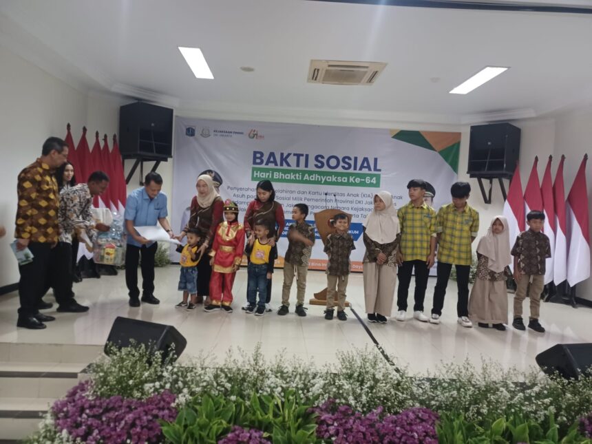 Kepala Kejaksaan Tinggi Provinsi DKI Jakarta, Rudi Margono (kemeja biru) bersama Pj Gubernur DKI Jakarta, Heru Budi Hartono (batik lengan panjang) didampingi Kepala Dinas Sosial Provinsi DKI Jakarta, Premi Lasari menyerahkan Akta Kelahiran dan Kartu Identitas Anak kepada para anak asuh di Panti Sosial Bina Insan (PSBI) Bangun Daya 2, Cipayung, Jakarta Timur, Kamis (11/7/2024). Foto: Joesvicar Iqbal/ipol.id