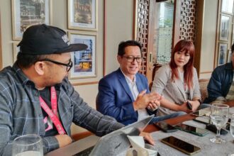 Direktur Enterprise Business PT Finnet Indonesia, Azis Sidqi (kedua dari kiri) saat berbincang dengan awak media di kawasan Bintaro, Tangsel, Kamis (11/7/2024). Foto: Yudha Krastawan/ipol.id