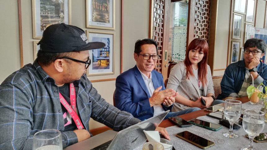 Direktur Enterprise Business PT Finnet Indonesia, Azis Sidqi (kedua dari kiri) saat berbincang dengan awak media di kawasan Bintaro, Tangsel, Kamis (11/7/2024). Foto: Yudha Krastawan/ipol.id