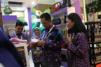 PJ Bupati Andi Ony berkunjung kestand Kabupaten Tangerang di Otonomi Expo 2024. Foto: dok/PJ Bupati Tangerang