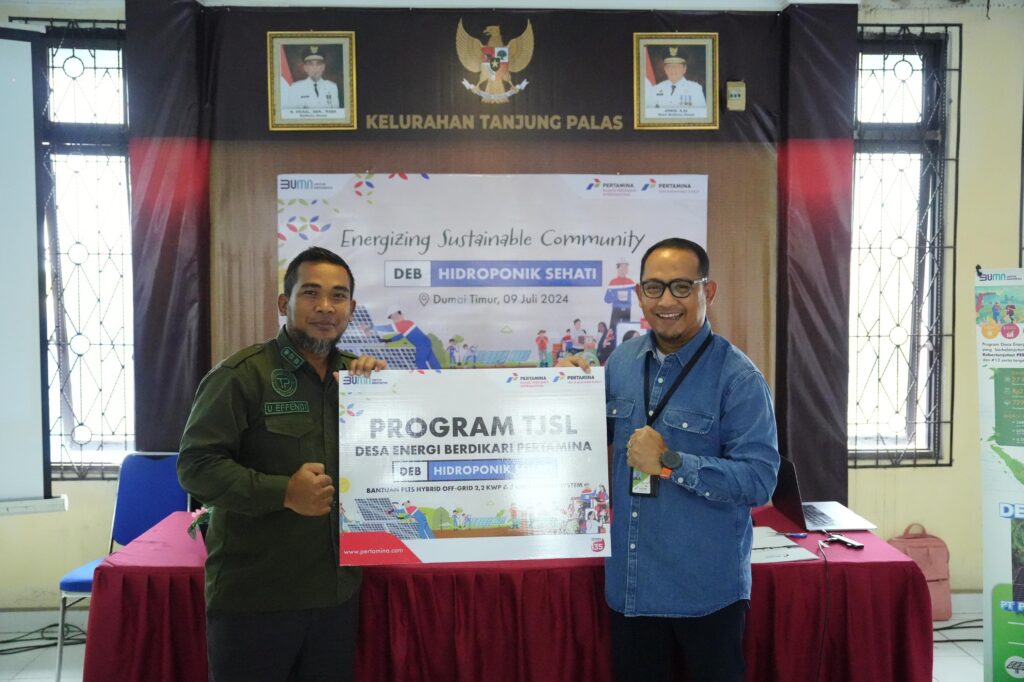 Pertamina Grup melalui subholding PT Kilang Pertamina Internasional (KPI) - Unit Dumai dan Pertamina New & Renewable Energy (Pertamina NRE) melalui subholdingnya, menjalankan program Desa Energi Berdikari (DEB) dengan membangun pembangkit listrik tenaga surya (PLTS) untuk mendukung kebutuhan energi di masyarakat desa. Foto: Dok Pertamina