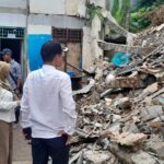 Sejumlah petugas terkait mengecek lokasi tiga unit rumah warga di Jalan Janur, RT 03/RW 07, Pondok Kelapa, Duren Sawit, Jakarta Timur, yang hancur tertimpa material longsor pada Sabtu (6/7/2024) sore. Foto: Ist