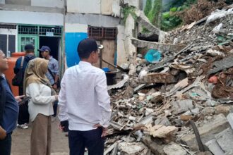 Sejumlah petugas terkait mengecek lokasi tiga unit rumah warga di Jalan Janur, RT 03/RW 07, Pondok Kelapa, Duren Sawit, Jakarta Timur, yang hancur tertimpa material longsor pada Sabtu (6/7/2024) sore. Foto: Ist