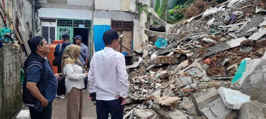 Sejumlah petugas terkait mengecek lokasi tiga unit rumah warga di Jalan Janur, RT 03/RW 07, Pondok Kelapa, Duren Sawit, Jakarta Timur, yang hancur tertimpa material longsor pada Sabtu (6/7/2024) sore. Foto: Ist