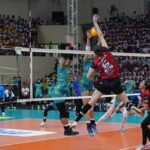 Pemain Jakarta Electric PLN melakukan _block_ untuk menahan serangan pemain Jakarta BIN pada putaran kedua babak _final four_ PLN Mobile Proliga 2024 di GOR Jatidiri, Semarang, Jawa Tengah pada Jumat (12/7/2024). Foto: Dok PLN