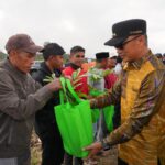 Penjabat Gubernur Sulawesi Selatan (Sulsel), Prof Zudan Arif Fakrulloh saat menyerahkan bantuan bibit tanaman hortikultura kepada petani, sekaligus melakukan penanaman bibit kentang, kopi dan pohon pala, di Desa Balassuka, Kecamatan Tombolo Pao, Kabupaten Gowa, Jumat (12/7/2024). Foto: Pemprov Sulsel