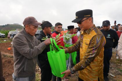 Penjabat Gubernur Sulawesi Selatan (Sulsel), Prof Zudan Arif Fakrulloh saat menyerahkan bantuan bibit tanaman hortikultura kepada petani, sekaligus melakukan penanaman bibit kentang, kopi dan pohon pala, di Desa Balassuka, Kecamatan Tombolo Pao, Kabupaten Gowa, Jumat (12/7/2024). Foto: Pemprov Sulsel