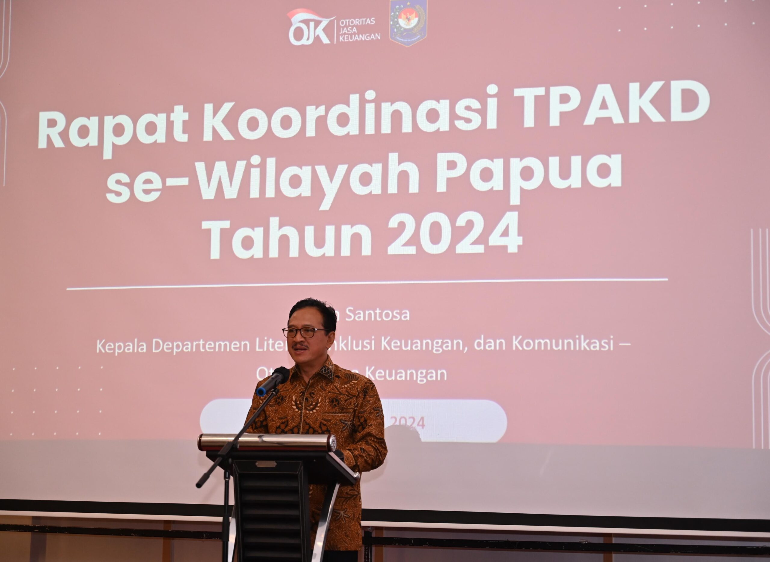 Kepala Departemen Literasi, Inklusi Keuangan dan Komunikasi OJK Aman Santosa dalam pengukuhan Tim Percepatan Akses Keuangan Daerah (TPAKD) Papua Barat Daya yang dilanjutkan dengan Rakor TPAKD se-wilayah Papua di Sorong, Kamis (11/7/2024). Foto: OJK