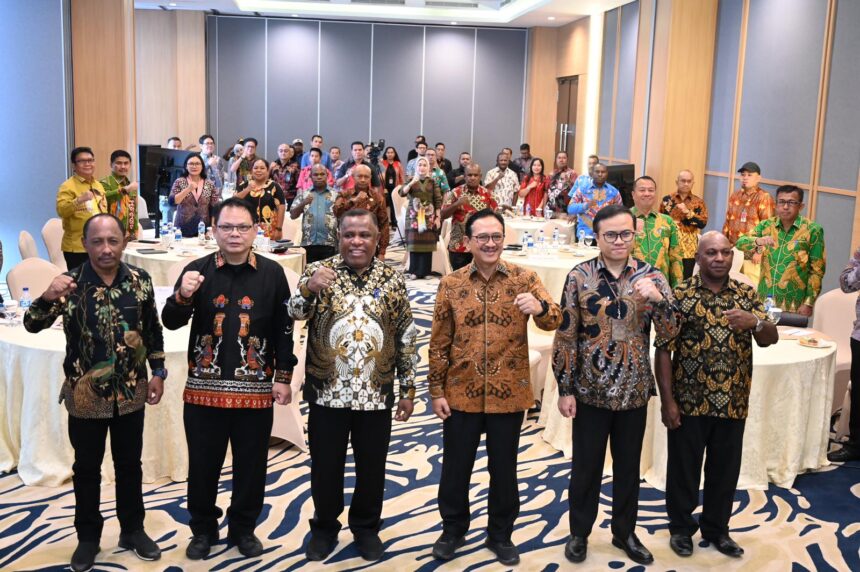 Kegiatan pengukuhan Tim Percepatan Akses Keuangan Daerah (TPAKD) Papua Barat Daya yang dilanjutkan dengan Rakor TPAKD se-wilayah Papua di Sorong, Kamis (11/7/2024). Foto: OJK