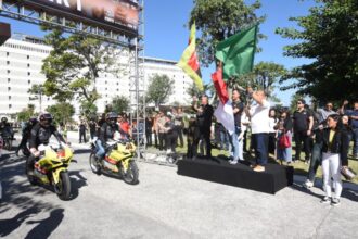 Direktur Utama Pertamina Lubricants Werry Prayogi dan VP Corporate Communication Pertamina Fadjar Djoko Santoso melakukan sesi Flag Off parade motor dua pembalap Pertamina VR46 Racing Team saat acara “Meet & Greet Road To Pertamina Grand Prix of Indonesia 2024”yang diselenggarakan di The Meru, Sanur, Denpasar, Bali pada Sabtu (13/7/2024). Foto: Dok Pertamina