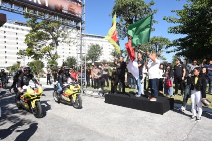 Direktur Utama Pertamina Lubricants Werry Prayogi dan VP Corporate Communication Pertamina Fadjar Djoko Santoso melakukan sesi Flag Off parade motor dua pembalap Pertamina VR46 Racing Team saat acara “Meet & Greet Road To Pertamina Grand Prix of Indonesia 2024”yang diselenggarakan di The Meru, Sanur, Denpasar, Bali pada Sabtu (13/7/2024). Foto: Dok Pertamina