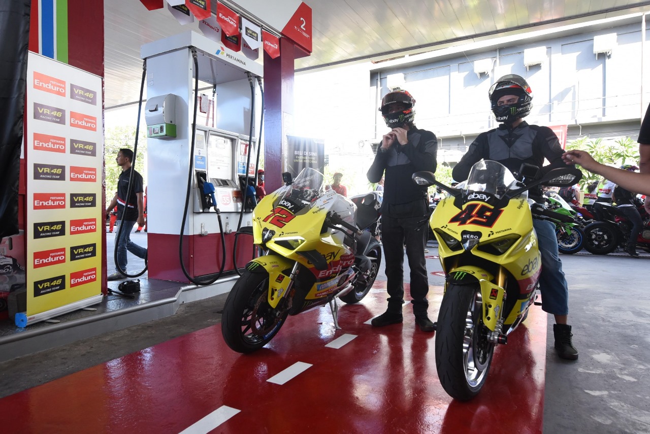 Dua Pembalap Pertamina VR46 Racing Team Fabio Di Giannantonio dan Marco Bezzecchi bersiap sebelum melakukan parade saat acara “Meet & Greet Road To Pertamina Grand Prix of Indonesia 2024” yang diselenggarakan di SPBU 54.803.31, Sunset Road, Kuta, Bali pada Sabtu (13/7/2024). Foto: Pertamina 