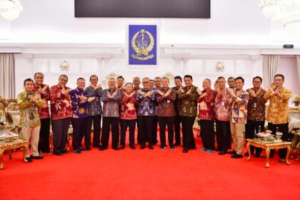 Jajaran DJKN dan KPKNL berfoto bersama Pj Gub Sulsel. Foto: dok humas