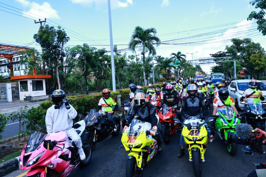 Dua pembalap Pertamina Enduro VR46 Racing Team Fabio Di Giannantonio dan Marco Bezzecchi saat Parade Bareng Komunitas Klub Motor Bali. Foto: Pertamina