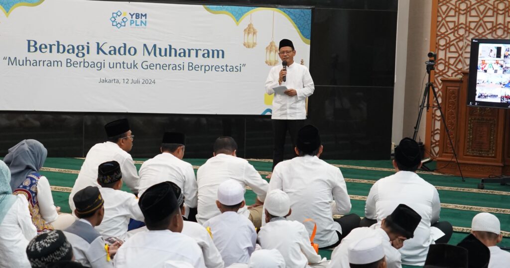 General Manager PLN Unit Induk Distribusi, Jakarta Raya memberikan sambutan dalam acara Berbagi Kado Muharram kepada 400 anak yatim dhuafa.