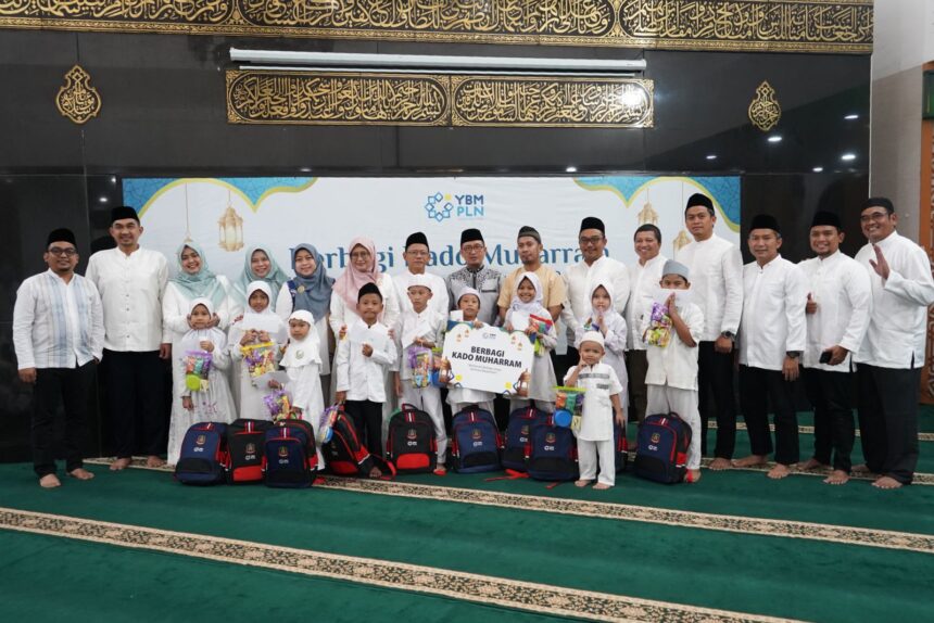 Foto bersama Manajemen PLN UID Jakarta Raya, Persatuan Istri Karyawan Karyawati (PIKK) PLN UID Jakarta Raya, YBM PLN UID Jakarta Raya dan para anak yatim dhuafa dalam kegiatan Berbagi Kado Muharram.