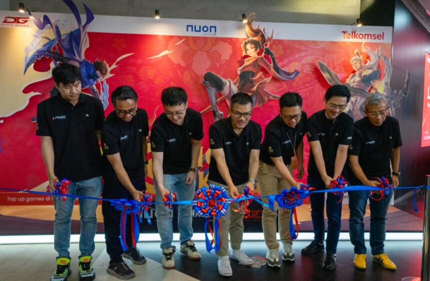 Foto 1: (Kiri ke kanan) Country Manager Level Infinite, Agung Chaniago; CEO Nuon, Aris Sudewo; Head of Publishing SEA Tencent, John; VP Digital Lifestyle & Services Telkomsel, Nirwan Lesmana; VP Customer Care Management Telkomsel, Robby A Cahyadi; COO Nuon, Chandra Tamrin; dan CFTO Nuon, Irlamsyah Syam saat seremonial peluncuran HoK GraPARI Corner di GraPARI Graha Merah Putih, Rabu (10/7/2024) lalu. Foto: Telkom Indonesia