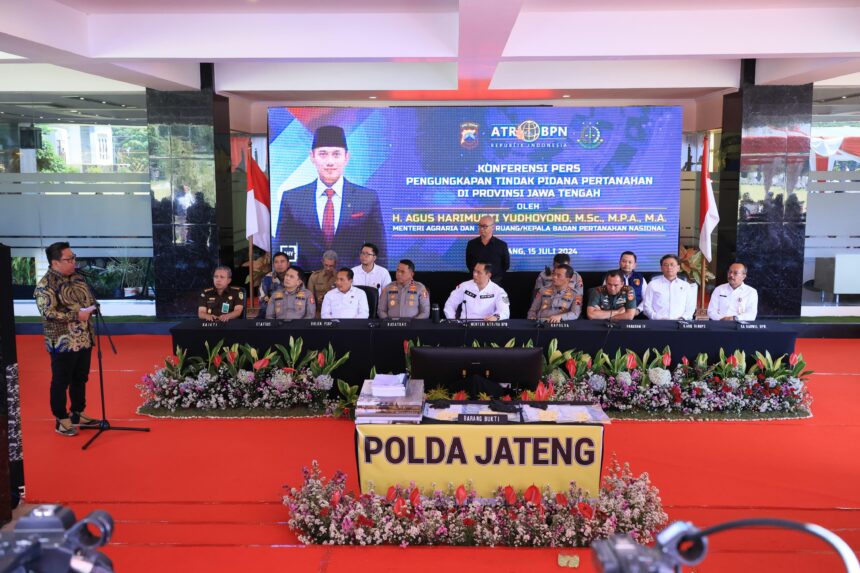 Menteri AHY saat hadir memberi keterangan pada konpers di Mapolda Jateng. Foto: humas ATR/BPN