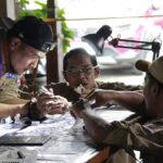 Tim juri sedang melakukan penilaian batu mulia Amethyst yang dikonteskan dalam acara Hari Ulang Tahun (HUT) ke-1 AKAMI di kawasan Cipinang Cempedak I, Jatinegara, Jakarta, Minggu (14/7/2024) sore. Foto: Ist