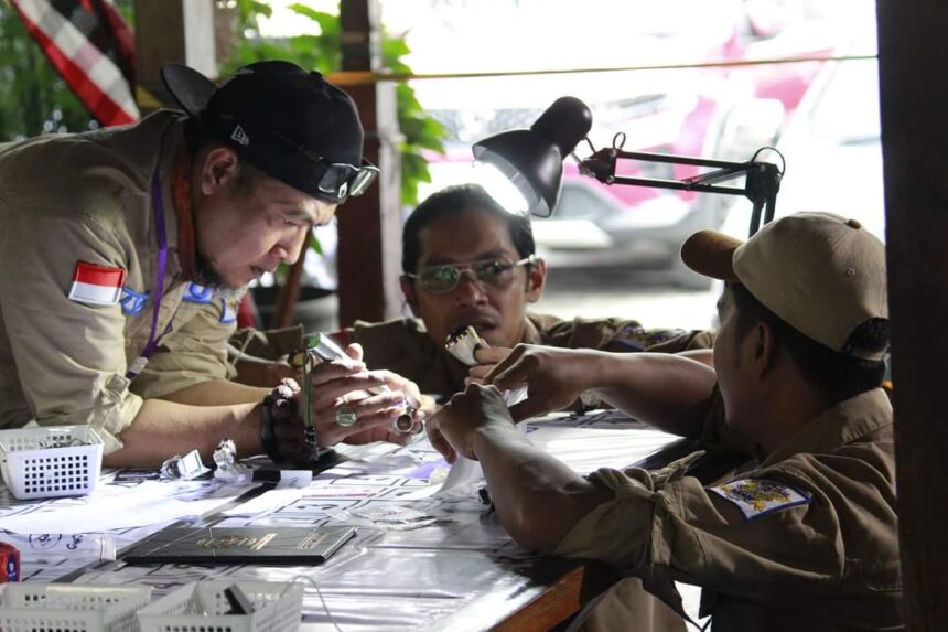 Tim juri sedang melakukan penilaian batu mulia Amethyst yang dikonteskan dalam acara Hari Ulang Tahun (HUT) ke-1 AKAMI di kawasan Cipinang Cempedak I, Jatinegara, Jakarta, Minggu (14/7/2024) sore. Foto: Ist