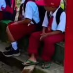 Muhammad Firdaus, siswa SD di Mamuju Tengah bersekolah menggunakan sendal jepit hijau. Foto: IG, @medsoszone (tangkap layar)