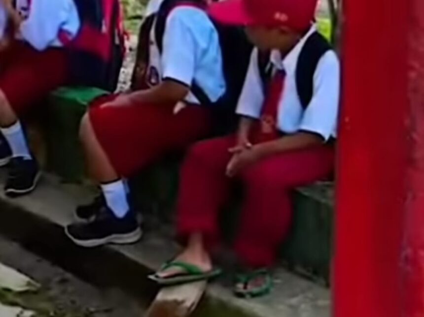 Muhammad Firdaus, siswa SD di Mamuju Tengah bersekolah menggunakan sendal jepit hijau. Foto: IG, @medsoszone (tangkap layar)