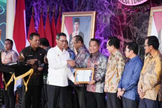 Senior Manager Komunikasi dan Umum PLN Unit Induk Distribusi Jakarta Raya, Haris Andika menerima penghargaan Derap Kerja Sama Jakarta 2024 yang diberikan langsung oleh PJ Gubernur DKI Jakarta, Heru Budi Hartono atas berhasilnya program pemberdayaan masyarakat yaitu Desa Berdjamur.