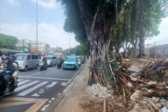 Kondisi tumpukan sampah tercecer di trotoar dan pagar pembatas di kawasan simpang Hek, di Jalan Raya Bogor, Kramat Jati, Jakarta Timur, mengalami kerusakan dan terbengkalai, Selasa (16/7/2024). Foto: Joesvicar Iqbal/ipol.id