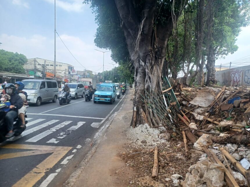 Kondisi tumpukan sampah tercecer di trotoar dan pagar pembatas di kawasan simpang Hek, di Jalan Raya Bogor, Kramat Jati, Jakarta Timur, mengalami kerusakan dan terbengkalai, Selasa (16/7/2024). Foto: Joesvicar Iqbal/ipol.id