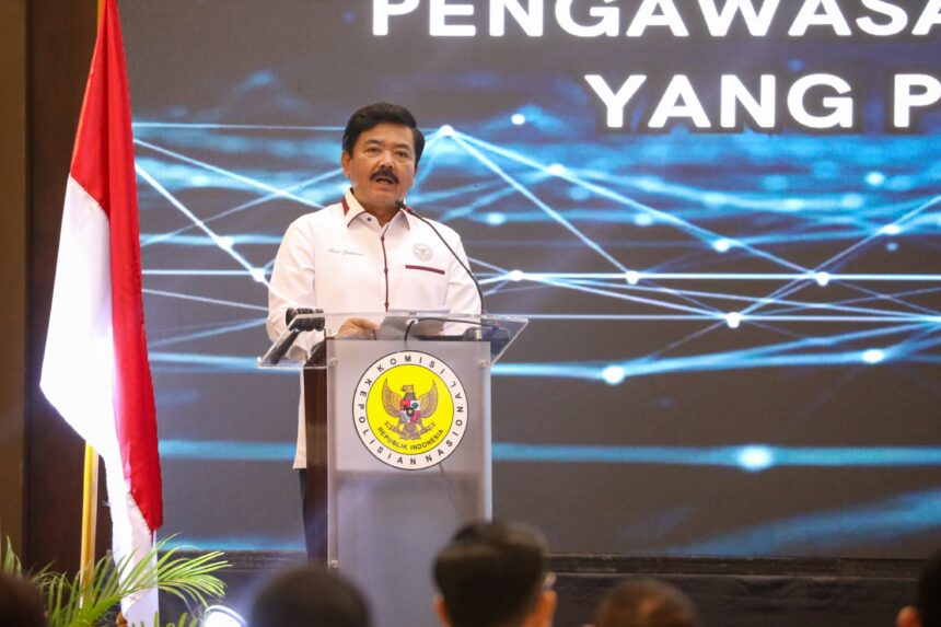 Menteri Koordinator Bidang Politik, Hukum, dan Keamanan Marsekal TNI (Purn) Hadi Tjahjanto saat membuka Rapat Koordinasi dan Pengawasan (Rakorwas) Kompolnas Tahun 2024 yang bertema 'Akselerasi Transformasi Digital Dalam Pengawasan Untuk Mewujudkan Polri yang Profesional dan Mandiri', di Jakarta, Rabu (17/6/2024). Foto: Humas Kemenko Polhukam