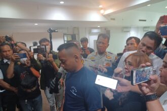 Tersangka pembunuhan oknum pegawai Badan Usaha Milik Negara (BUMN), Andika Ahid Widianto, 26, dihadirkan polisi saat pengungkapan gelar kasus pembunuhan di Mapolres Metro Jakarta Timur, pada Selasa (2/7/2024) lalu. Foto: Joesvicar Iqbal/dok/ipol.id