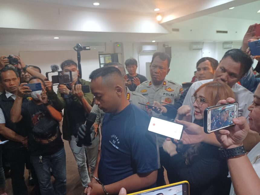 Tersangka pembunuhan oknum pegawai Badan Usaha Milik Negara (BUMN), Andika Ahid Widianto, 26, dihadirkan polisi saat pengungkapan gelar kasus pembunuhan di Mapolres Metro Jakarta Timur, pada Selasa (2/7/2024) lalu. Foto: Joesvicar Iqbal/dok/ipol.id