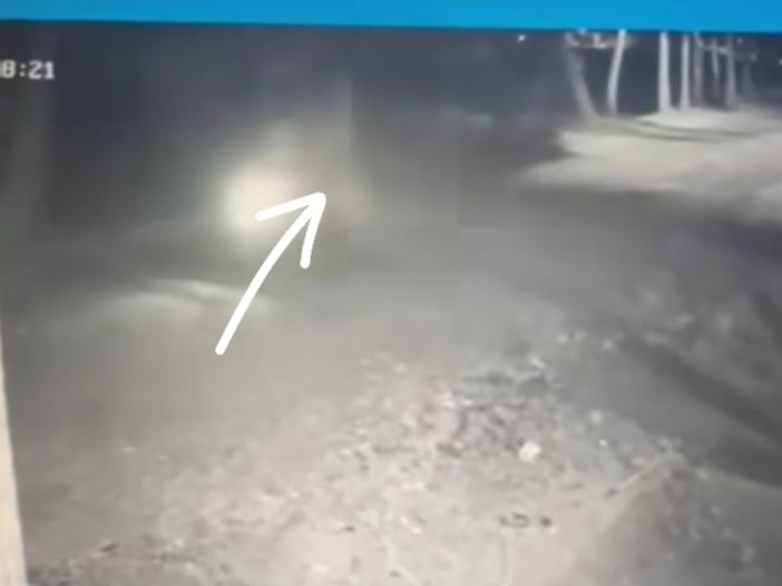 Ramai video penampakan sosok pocong membonceng pemotor di Lendah, Kulon Progo. Foto: IG, @kabarkulonprogo (tangkap layar)