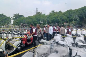 Direktur Tindak Pidana Umum (Dir Tipidum) Bareskrim Polri, Brigjen Djuhandhani Rahardjo Puro (rompi merah) bersama Direktur Registrasi dan Identifikasi (Dirregident) Korlantas Polri, Brigjen Yusri Yunus dan jajaran mengecek barang bukti ratusan unit motor yang disita dalam Pengungkapan Kasus Tindak Pidana Fidusia dan atau Penipuan atau Penadahan Kendaraan Bermotor Jaringan Internasional di Lapangan Gedung Slog Polri, Pulogadung, Jakarta, Kamis (18/7/2024) siang. Foto: Joesvicar Iqbal/ipol.id