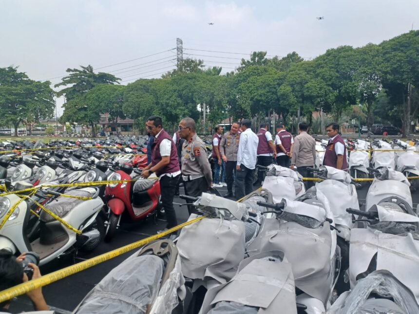 Direktur Tindak Pidana Umum (Dir Tipidum) Bareskrim Polri, Brigjen Djuhandhani Rahardjo Puro (rompi merah) bersama Direktur Registrasi dan Identifikasi (Dirregident) Korlantas Polri, Brigjen Yusri Yunus dan jajaran mengecek barang bukti ratusan unit motor yang disita dalam Pengungkapan Kasus Tindak Pidana Fidusia dan atau Penipuan atau Penadahan Kendaraan Bermotor Jaringan Internasional di Lapangan Gedung Slog Polri, Pulogadung, Jakarta, Kamis (18/7/2024) siang. Foto: Joesvicar Iqbal/ipol.id