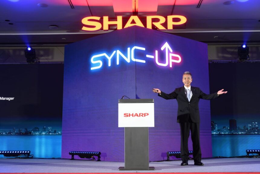 Tomoki Tamura, BU Vice President, Global Business and General Manager, Head of Global Kitchen Appliance Business Unit, Smart Appliances & Solution BU, di Sharp Corporation menetapkan strategi SHARP di acara SHARP SYNC UP baru-baru ini di Thailand.