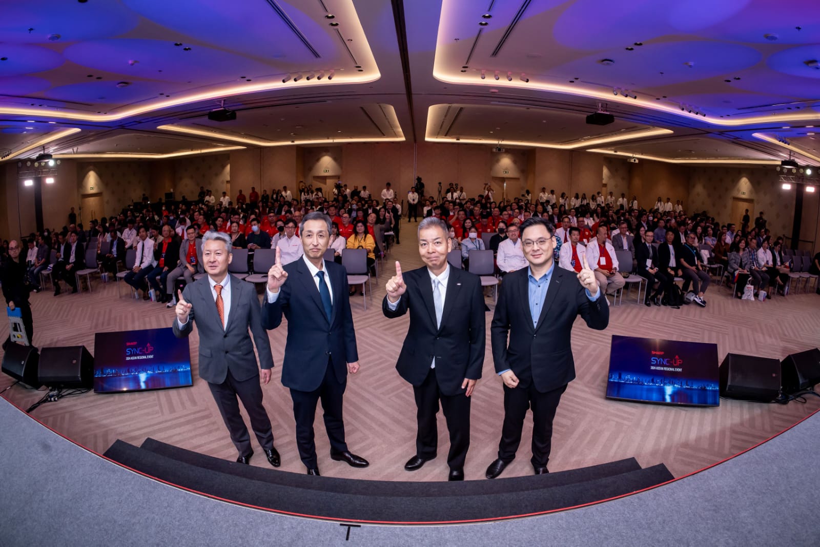 Foto: SHARP bermaksud untuk memperkuat bisnisnya di pasar ASEAN dengan sejumlah produk dan solusi inovatif baru untuk menciptakan gaya hidup yang lebih baik bagi konsumen. (dari kiri), Sharp Business Solution Business Unit, Division Manager, Jun Kasawaki, Sharp TV System Business Unit, Head of Global TV, Hiroyuki Yoshida, Sharp Smart Appliances & Solution Business Unit, Vice President, Global Business and General Manager, Mr Tomoki Tamura,   Dynabook Inc, Director, Executive Vice President