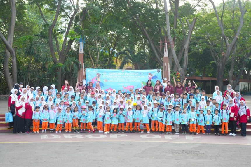 Bhakti Istri Pegawai (BIP) Perumda Pasar Jaya yang dipimpin Ketua BIP Perumda Pasar Jaya, Raesita Kamaylia mengajak lebih dari 120 anak Yayasan Al-Kusuf, Yayasan Al-Kahfi, dan Yayasan Paud Bina Tugas Jaya ke Gelanggang Samudra Ancol, Jakarta Utara, pada Kamis (18/7/2024). Foto: Ist