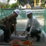 Wali Kota Kota Jakarta Selatan, Munjirin (kemeja putih) groundbreaking meletakan batu pertama pembangunan gedung baru Kantor Kecamatan Kebayoran Baru di Jalan Kerinci IX, RT 8/RW 2, Kelurahan Gunung, Kecamatan Kebayoran Baru, Jumat (19/7/2024). Foto: Ist