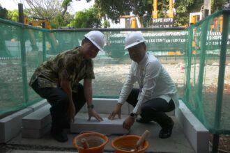 Wali Kota Kota Jakarta Selatan, Munjirin (kemeja putih) groundbreaking meletakan batu pertama pembangunan gedung baru Kantor Kecamatan Kebayoran Baru di Jalan Kerinci IX, RT 8/RW 2, Kelurahan Gunung, Kecamatan Kebayoran Baru, Jumat (19/7/2024). Foto: Ist