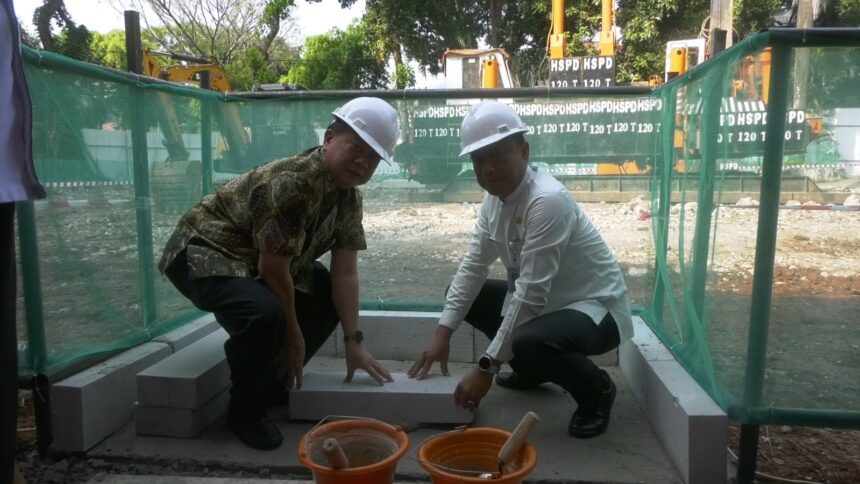 Wali Kota Kota Jakarta Selatan, Munjirin (kemeja putih) groundbreaking meletakan batu pertama pembangunan gedung baru Kantor Kecamatan Kebayoran Baru di Jalan Kerinci IX, RT 8/RW 2, Kelurahan Gunung, Kecamatan Kebayoran Baru, Jumat (19/7/2024). Foto: Ist