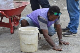 Kepala Dinas Lingkungan Hidup Kabupaten Tolikara, Elius Enembe, menggerakkan pemuda-pemudi se-Kabupaten Tolikara, untuk melakukan aksi kerja bakti membersihkan Tolikara, sepanjang jalan dari Kantor Bupati Tolikara hingga ke Karubaga, yang merupakan Ibukota Tolikara. Foto/ist